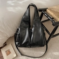 Detalle de bolso tote negro vintage con textura arrugada brillante y correa ajustable - Negro
