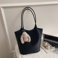 Sac fourre-tout noir tissé avec de longues anses et un joli pendentif de lapin en peluche - Avec Ornement / Noir