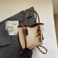 Bolso tipo cubo vintage crema y marrón con colgante de cuentas de madera y correa larga - Blanco Roto