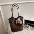 Sac fourre-tout tressé marron foncé avec un charme lapin et accessoires de bureau - Avec Ornement / Marron