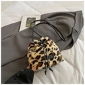 Détails du sac seau en fausse fourrure léopard avec cordon et bandoulière en cuir - Noir
