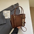 Bolso tipo cubo vintage marrón oscuro con dije de cuentas de madera y eslogan - Marrón