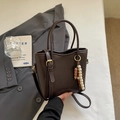 Bolso cubo de cuero café oscuro con asa superior y adorno de cuentas vintage - café