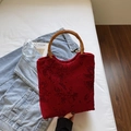Elegante bolso tote de jacquard rojo con asas de bambú para bodas y uso diario - Estilo 2