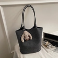 Sac fourre-tout tressé gris foncé de style Intrecciato avec un joli porte-clés lapin - Avec Ornement / Gris
