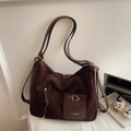 Grand sac à bandoulière marron foncé en suédine avec boucle métallique et sangles élégantes - Café sans Pendentif