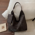 Detail der dunkelbraunen großen Hobo-Schultertasche mit passender kleiner Reißverschlusstasche - Braun