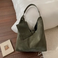 Detail einer großen olivgrünen Hobo-Tasche mit passendem Beutel auf schlichtem Boden - Grün