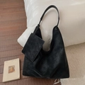 Detailansicht der schwarzen matten Hobo-Tasche inklusive passender kleiner Innentasche - Schwarz
