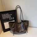 Grand sac cabas vintage marron foncé avec détail de cordon de serrage à nœud - Marron