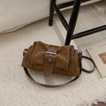 Dettaglio borsa a tracolla vintage in camoscio marrone con cinturino in pelle e fibbia - Marrone