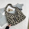 Sac fourre-tout en peluche léopard vert avec plaque métal fait main et bandoulière froncée - Imprimé léopard