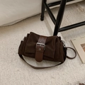 Dettaglio della grande borsa in pelle scamosciata marrone scuro con fibbia in metallo - Marrone