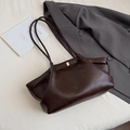 Bolso tote chic de cuero sintético marrón oscuro con hebilla dorada y correas dobles - Marrón