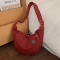 Dettaglio borsa tote in tela marrone rossiccio con doppie tasche con cerniera - Rosso