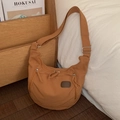 Dettaglio della borsa tote in tela caramello con tracolla regolabile e tasche zip - Marrone