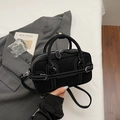 Sac Boston noir avec coutures blanches contrastées et bandoulière réglable - Noir (Sans Charme)