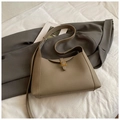 Schicke taupefarbene Schultertasche mit Litschiprägung und goldener Schnalle für Damen - Grau