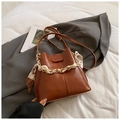 Borsa a secchiello marrone minimalista con manico a catena d'oro e foulard - Marrone