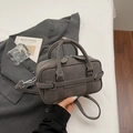 Sac Boston gris minimaliste en texture mate avec surpiqûres blanches et poignées - Gris (Sans Pendentif)