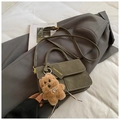 Bolso cuadrado pequeño en cuero esmerilado verde oliva con colgante de cachorro suave - Con Colgante / Verde