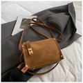 Elegante braune Retro-Umhängetasche in Quadratform mit goldenen Details und Nieten - Braun