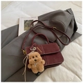 Bolso cuadrado burdeos de ante sintético con costuras blancas y colgante de perro de peluche - Con Colgante / Burdeos