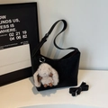 Schwarze Wildleder-Schultertasche mit Plüschhasen-Anhänger und Gurt - Schwarz mit Anhänger