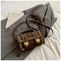 Retro braune Wildleder-Boston-Tasche mit Goldnieten und doppeltem Drehverschluss auf Anzug - Ohne Anhänger / Braun
