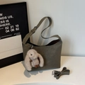 Olivgrüne minimalistische Schultertasche aus Wildleder mit Plüschhasen-Anhänger und Gurten - Grau Mit Anhänger