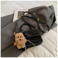 Bolso cuadrado negro mate con costuras blancas y charm de perro de peluche suave - Con Colgante / Negro