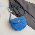 Borsa a tracolla in peluche blu reale con chiusura dorata e design invernale chic - Blu