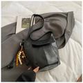 Détail du sac seau noir mat avec pampille en perles et texture de cuir grainé fin - Noir Avec Pendentif