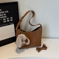 Braune minimalistische Hobo-Umhängetasche aus Kunstleder mit süßem Plüschhasen-Anhänger - Braun mit Anhänger