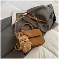 Bolso cuadrado minimalista marrón con colgante de perro de peluche y bandolera - Con Colgante / Marrón