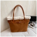 Bolso tote de ante marrón con ribete de piel sintética blanca y hebilla decorativa - Marrón