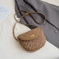 Borsa a sella in pile marrone con tracolla in pelle e chiusura in metallo dorato - Marrone