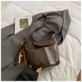 Détail du sac seau marron foncé mat avec pompons en perles de bois multicolores - Marron avec Pendentif