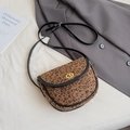 Borsa a tracolla leopardata minimalista marrone e nera con fibbia girevole dorata - Stampa leopardata