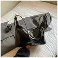Detalle de bolso hobo de cuero negro brillante con cadena plateada y correa larga - Negro