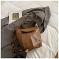 Sac seau classique marron foncé en cuir PU mat avec cordon et fermeture à rabat - Marron avec Pendentif