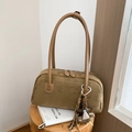 Bolso de hombro minimalista de ante marrón oscuro con cremallera doble y colgante de oso - Caqui (Con Colgante)