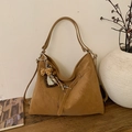 Detalle de un bolso Hobo marrón con lazo de leopardo y colgante de corazón en madera - Marrón con colgante