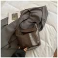 Retro dunkelbraune Beuteltasche mit Quasten-Kordelzug und glänzendem Finish - Braun Ohne Anhänger