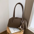 Bolso Boston vintage de ante marrón oscuro con costuras blancas y adorno de oso - Café (Con Colgante)