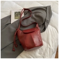 Minimalistische tiefrote Beuteltasche aus glänzendem Kunstleder mit Tunnelzug-Design - Weinrot Ohne Anhänger