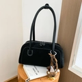 Bolso Boston de ante negro retro con costuras blancas y colgante de oso lindo - Negro (Con Colgante)