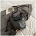 Minimalistische schwarze matte Eimertasche aus Leder mit Fransen und Schultergurt - Schwarz ohne Anhänger