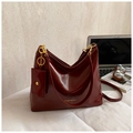 Retro bordeauxrode leren shopper met bijpassende kleine pouch en gouden accessoires - Bordeauxrood