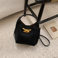 Elegante borsa a secchiello in camoscio nero con fiocco dorato e tracolla lunga sottile - Nero senza Ciondolo